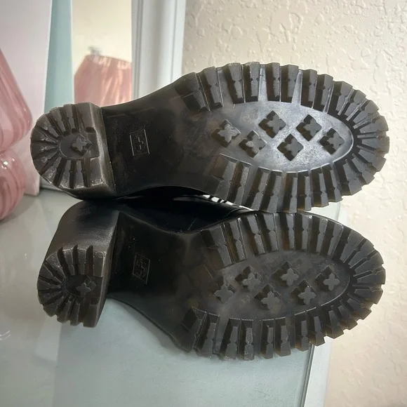 Dr. Martens Averil Women’s Leather Heeled Ankle Boot in Size 7 - Picture 8 of 10